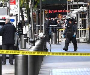 A New York Bomb Squad unit exits the Time Warner Building on October 24, 2018 where a suspected explosive device was found in the building after it was delivered to CNN's New York bureau. (Photo by TIMOTHY A. CLARY / AFP)