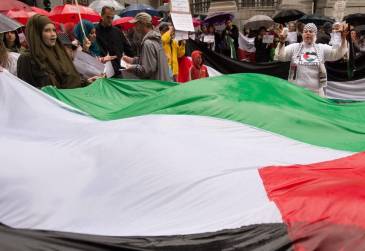 <i>La gente sostiene una bandera palestina gigante mientras participan en una manifestación contra las operaciones militares israelíes en Gaza el 6 de agosto de 2014 frente al Ministerio de Asuntos Exteriores en Bruselas. AFP FOTO/BELGA FOTO BENOIT DOPPAGNE</i>