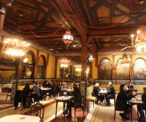 <i>Varios clientes toman un café en un establecimiento histórico de Bilbao, en una imagen de archivo. EFE/Luis Tejido.</i>
