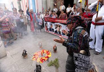 <i>Indígenas participan en una manifestación para exigir la renuncia de la fiscal general Consuelo Porras, el fiscal anticorrupción Rafael Curruchiche y otros funcionarios judiciales acusados de generar una crisis electoral en la Ciudad de Guatemala el 5 de septiembre de 2023.Emmanuel Andrés / AFP</i>