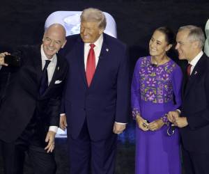 Fotografía del 5 de diciembre de 2025 del presidente de la FIFA, Giovanni Infantino (i), tomándose una selfie con los presidentes de EE.UU., Donald Trump, de México, Claudia Sheinbaum, y el primer ministro de Canadá, Mark Carney (d), en Washington DC. EFE/SHAWN THEW
