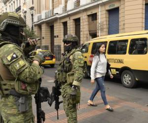 <i>Los soldados están desplegados en el centro de Quito el 9 de enero de 2024, un día después de que el presidente ecuatoriano, Daniel Noboa, declarara el estado de emergencia tras la fuga de prisión de un peligroso jefe narco. Al menos cuatro agentes de policía fueron secuestrados en Ecuador luego de que el 8 de enero se declarara el estado de emergencia por 60 días después de que el peligroso líder de una pandilla, Adolfo Macías, también conocido como Fito, escapara de una detención de máxima seguridad.Rodrigo BUENDÍA / AFP</i>