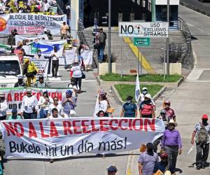 <i>La gente protesta contra las políticas del presidente Nayib Bukele y su reelección el Día de la Independencia en San Salvador, el 15 de septiembre de 2023. FOTO Marvin RECINOS/AFP</i>