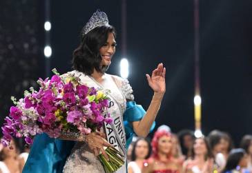 <i>Sheynnis Palacios se convirtió en la primera centroamericana en ganar el Miss Universo. Karen Celebertti fue su acompañante en su estadía en El Salvador, para el certamen. FOTO AFP</i>