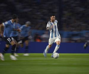 <i>El delantero argentino Lionel Messi controla el balón durante el partido de fútbol de clasificación sudamericano para la Copa Mundial de la FIFA 2026 entre Argentina y Uruguay en el estadio La Bombonera de Buenos Aires el 16 de noviembre de 2023. FOTO Luis ROBAYO/AFP</i>