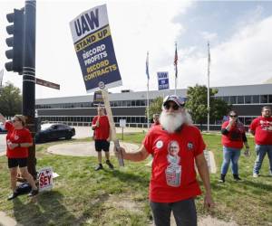 <i>Miembros y trabajadores de la UAW sostienen carteles frente a la planta de ensamblaje de Ford en Chicago después de abandonar sus trabajos en Chicago, Illinois, el 29 de septiembre de 2023. Otros 7.000 miembros del mayor sindicato de trabajadores automotrices de EE. UU. se unieron el viernes a una huelga que ya era importante contra los tres principales. Fabricantes de automóviles de Detroit.KAMIL KRZACZYNSKI / AFP</i>