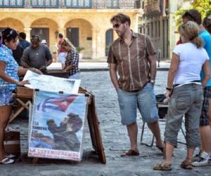 Aun los viajes turísticos están prohibidos, aunque hoy en día, hay maneras de evadir esta restricción utilizando otros países como intermediarios. Ya son las operadoras turísticas que empiezan a sacar sus cuentas para capitalizar esta apertura. (Foto: AFP).