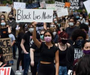 Protestas pacíficas antiracismo por la muerte de George Floyd permanecen en Bethesda, Maryland. (Foto Olivier DOULIERY / AFP)