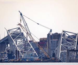 <i>BALTIMORE, MARYLAND - 31 DE MARZO: Se limpian los escombros del puente Francis Scott Key derrumbado mientras comienzan los esfuerzos para reabrir el puerto de Baltimore el 31 de marzo de 2024, en Baltimore, Maryland. FOTO Tasos Katopodis/Getty Images/AFP</i>