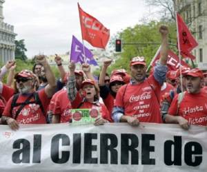 La empresa embotelladora de Coca-Cola en la península Ibérica, Coca-Cola Iberian Partners (CCIP), se encuentra inmersa desde hace un año en un conflicto laboral tras su decisión de cerrar cuatro factorías en España y despedir a cerca de 1.200 empleados.