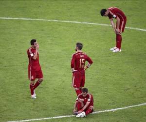 Los jugadores de España se lamentan durante el partido España-Chile, del Grupo B del Mundial de Fútbol de Brasil 2014. (Foto: EFE).