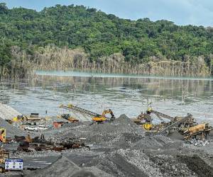 <i>Vista de las máquinas trabajando en la mina Cobre Panamá en Donoso, provincia de Colón, 120 km al oeste de la ciudad de Panamá, el 6 de diciembre de 2022. FOTO LUIS ACOSTA / AFP</i>