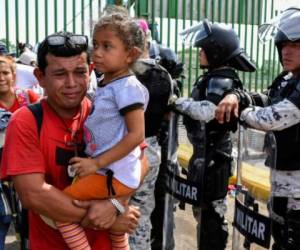 Migrantes centroamericanos esperan en Ciudad Hidalgo, Chiapas, México (Photo by ISAAC GUZMAN / AFP)