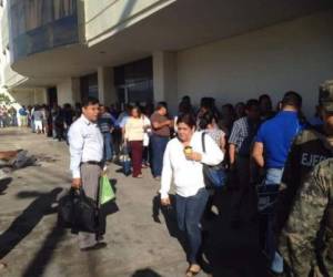 980 empleados fueron suspendidos hace cuatro meses, y hoy se les va a comunicar su despido. Los recortes vienen dados por las exigencias de recorte de gasto público del Fondo Monetario Internacional, para dar un préstamo a Honduras.