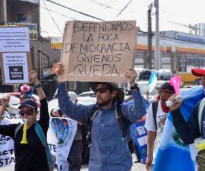 <i>Estudiantes universitarios y miembros de la sociedad civil participan en una manifestación para exigir la renuncia de la fiscal general Consuelo Porras, el fiscal anticorrupción Rafael Curruchiche y otros funcionarios judiciales acusados de generar una crisis electoral en la Ciudad de Guatemala el 18 de noviembre de 2023. FOTO ORLANDO ESTRADA / AFP</i>