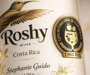<i>Roshy Wine cumple 10 años, se vende en supermercados y en zonas turísticas de Costa Rica. Foto de cortesía</i>