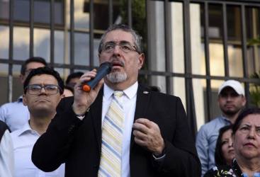 <i>El presidente electo de Guatemala, Bernardo Arévalo, habla durante una conferencia de prensa frente al Palacio de Justicia en la Ciudad de Guatemala el 16 de noviembre de 2023. FOTO Orlando ESTRADA/AFP</i>