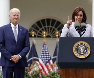 <i>Con el tema de las armas de fuego, esta exfiscal de California asume un papel más consensuado, en un momento en que su rol en la campaña se amplía. La vicepresidenta de Estados Unidos, Kamala Harris (derecha), habla mientras el presidente Joe Biden escucha en un evento en el jardín de rosas sobre seguridad de las armas en la Casa Blanca el 22 de septiembre de 2023 en Washington, DC. FOTO Alex Wong/Getty Images/AFP</i>