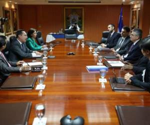 Reunión de 2014 entre representantes del FMI y del gobierno hondureño. (Foto: laprensa.hn).