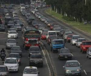 El parque vehicular del país registrado por la SAT llegó a 2.724.414 unidades en noviembre del 2014. (Foto: Archivo).