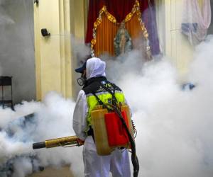 <i>Un trabajador municipal fumiga contra el mosquito Aedes aegypti, vector de los virus del dengue, Zika y Chikungunya, como medida preventiva en la Iglesia Las Misericordias en la Ciudad de Guatemala el 30 de agosto de 2023. FOTO JOHAN ORDONEZ / AFP</i>