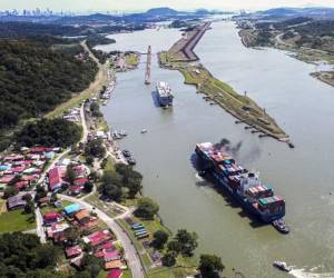 <i>Vista aérea del canal de Panamá en el área de las esclusas de Pedro Miguel, en la Ciudad de Panamá el 13 de diciembre de 2022. Cada vez que un barco cruza la esclusa de Miraflores, la puerta más famosa del Canal de Panamá, se descargan al mar 200 millones de litros de agua dulce. FOTO Luis ACOSTA/AFP</i>