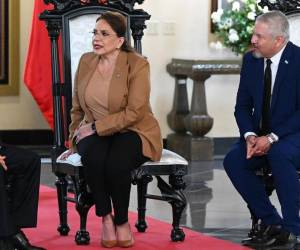 <i>La presidenta de Honduras, Xiomara Castro, y el ministro de Relaciones Exteriores de Honduras, Eduardo Reina (derecha), hablan con el embajador de China en Honduras, Yu Bo (i), luego de recibir sus cartas credenciales en la Casa Presidencial en Tegucigalpa, el 7 de septiembre de 2023. FOTO Orlando SIERRA/AFP</i>