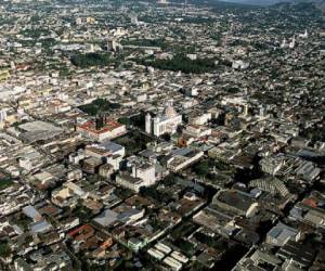 Vista aérea del centro histórico de la capital salvadoreña. (Foto: Archivo).