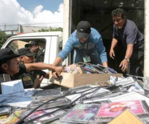REDADA CONTRA LA PIRATERIA DE DISCOS COMPACTOS EN LA AVENIDA DEL CEMENTERIO ZONA 3 DE LA CIUDAD DE GUATEMALA POR ELEMENTOS DE LA PNC Y DEL MINISTERIO PUBLICA. FOTO PRENSA LIBRE/VICTORINO TEJAXUN