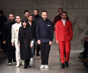 Carlos Campos (al centro) -y su equipo creativo- desfila en la pasarela del New York Fashion Week Mens' at Skylight Modern, donde el diseñador de origen hondureño es uno de los protagonistas.