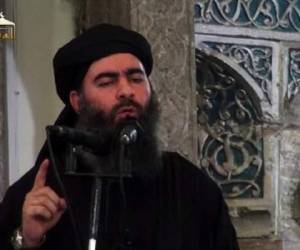 El supuesto líder del grupo yihadista Estado Islámico, Abu Bakr al-Baghdadi, en una mezquita al norte de Irak el 5 de julio de 2014. (Foto: AFP)
