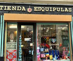 Colorida tienda guatemalteca brilla en las calles de París