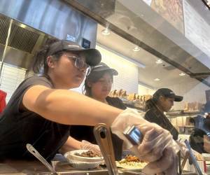 <i>Los trabajadores llenan pedidos de comida en un restaurante Chipotle el 1 de abril de 2024 en San Rafael, California. Una nueva ley de salario mínimo entró en vigor en California. FOTO Justin Sullivan/Getty Images/AFP</i>