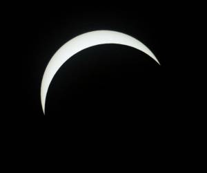 <i>La luna comienza a eclipsar al sol durante un eclipse solar total en América del Norte, en Stowe, Vermont, el 8 de abril de 2024. La trayectoria de totalidad de este año tiene 185 kilómetros (115 millas) de ancho y es hogar de casi 32 millones de estadounidenses, con un 150 millones adicionales viven a menos de 200 millas de la franja. FOTO JOSEPH PREZIOSO / AFP</i>