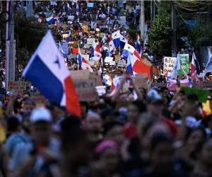 <i>Los manifestantes están preocupados por los posibles daños ambientales derivados de las operaciones en la mina propiedad de First Quantum, una empresa canadiense y una de las mayores extractoras de cobre del mundo. Después de que las protestas estallaron el viernes y continuaron durante el fin de semana, los manifestantes aún no habían cesado hasta el martes en la ciudad de Panamá y en otras provincias. FOTO LUIS ACOSTA / AFP</i>