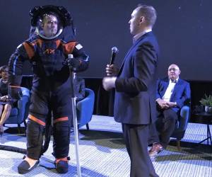 Revelan traje espacial de nueva generación para futuras misiones de la NASA en la Luna