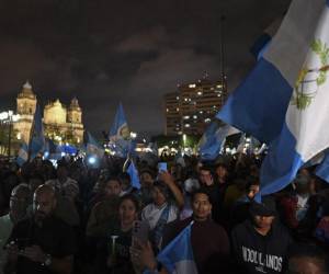 <i>Los manifestantes realizan una protesta para exigir la renuncia de la Fiscal General Consuelo Porras y del fiscal Rafael Curruchiche frente al Palacio de la Cultura en la Ciudad de Guatemala, el 7 de octubre de 2023. FOTO JOHAN ORDONEZ / AFP</i>