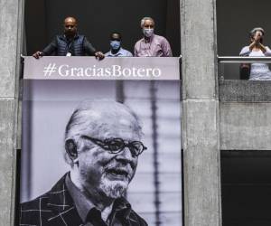 <i>La gente asistió a un evento para celebrar el 90 cumpleaños del artista colombiano Fernando Botero en el Museo de Antioquia en Medellín, Colombia, el 19 de abril de 2022. FOTO JOAQUÍN SARMIENTO / AFP</i>