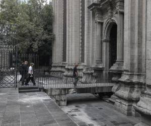 <i>Fotografía donde se observa el hundimiento del templo de San Felipe Neri este lunes, en Ciudad de México (México). EFE/ Isaac Esquivel</i>