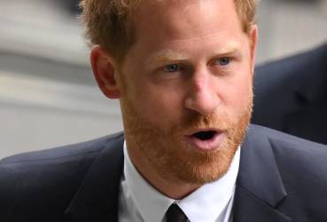 <i>El príncipe, hijo menor del rey Carlos III, que está envuelto en varios procesos contra los tabloides británicos, terminó el texto avisando que no cejará en su empeño. FOTO DANIEL LEAL / AFP</i>