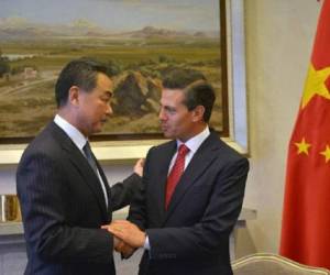 Presidente de México, Enrique Peña Nieto, le da la bienvenida al canciller de China Wang Yi al país. (Foto: AFP)
