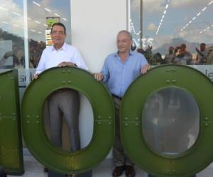 Francisco Calleja, presidente de Grupo Calleja, posa junto a Herbert Tobar, director ejecutivo de Grupo Calleja, en la entrada de la tienda número 100 de Súper Selectos.