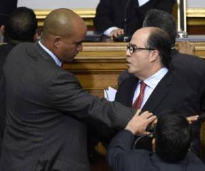 Entre gritos de uno y otro bando, la sesión concluyó con el retiro de los partidarios del gobierno indignados porque sus adversarios presentaron una agenda que incluye amnistía para presos políticos y cambio de gobierno. (Foto: AFP).