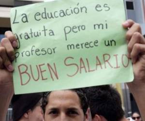 'Como educador y como ciudadano me sumo honorablemente a la huelga de educadores', escribió Solís en su cuenta de Twitter. (Foto: Milenio)