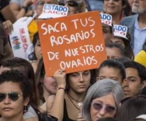 'Estado laico ya' y 'religión + constitución = discriminación', se leía en los rótulos que mostraban los manifestantes, en su mayoría jóvenes. (Foto: AFP).