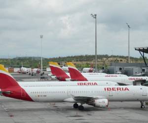 <i>Aviones de la aerolínea insignia de España, Iberia, están estacionados en el aeropuerto Madrid-Barajas Adolfo Suárez en Barajas el 7 de abril de 2020. FOTO JAVIER SORIANO / AFP</i>