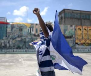 A demonstrator takes part in a march by university students and doctors dismissed from a public hospital for treating wounded anti-government protesters, against President Daniel Ortega and his wife Vice President Rosario Murillo, in Leon, Nicaragua, on July 30, 2018.More than a dozen doctors, nurses and technical staff in a in Nicaragua have been sacked because they treated wounded anti-government protesters and were seen backing their cause, medical sources said Friday. Those fired 'without any legal justification' worked at the Oscar Danilo Rosales Hospital in the northwestern city of Leon, surgery and endoscopy department chief Javier Pastora told AFP. / AFP PHOTO / Marvin RECINOS