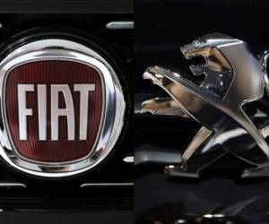 (COMBO / ARCHIVOS) Esta combinación de fotografías de archivo creadas el 31 de octubre de 2019 muestra el logotipo del fabricante de automóviles italiano Fiat (L) en un concesionario de automóviles en Saluzzo, cerca de Turín, el 12 de enero de 2017, y el logotipo de Peugeot en el 2014. Salón del Automóvil de París en París el 3 de octubre de 2014. - (Fotos de MARCO BERTORELLO y Joël SAGET / AFP)