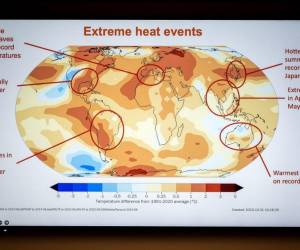 <i>Durante una conferencia de prensa sobre el informe climático global 2023 de la OMM en Ginebra, el 19 de marzo de 2024, se muestra una presentación de diapositivas sobre eventos de calor extremo de la Organización Meteorológica Mundial (OMM). FOTO Fabrice COFFRINI / AFP</i>