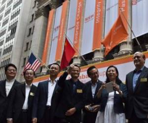 El presidente y fundador del gigante chino de ventas Alibaba Jack Ma (C) y otros ejecutivos de la compañía, llegando a la bolsa de Nueva York. (Foto: AFP)